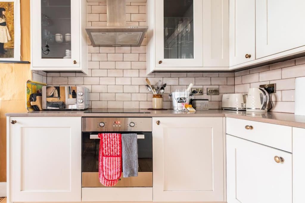 Holyrood Park: Lush & Arty 2 Double Bed Flat Apartment Edinburgh Bagian luar foto