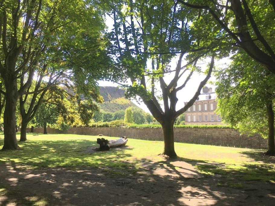 Holyrood Park: Lush & Arty 2 Double Bed Flat Apartment Edinburgh Bagian luar foto