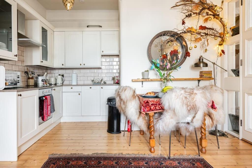 Holyrood Park: Lush & Arty 2 Double Bed Flat Apartment Edinburgh Bagian luar foto